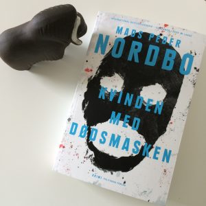 kvindenmeddoedsmasken